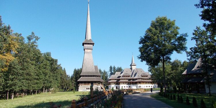 Cea mai înaltă biserică de lemn din Europa se află în România